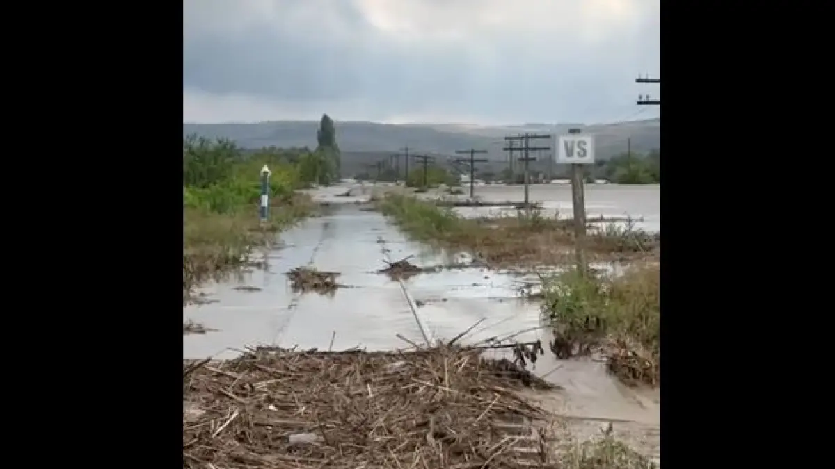 haos pe calea ferata din cauza inundatiilor mai multe trenuri au ramas blocate sinele inghitite de ape