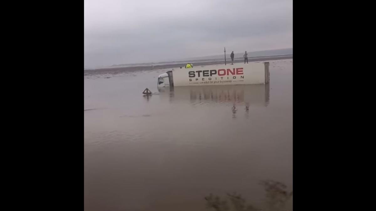 sosele si masini inghitite de ape in judetul galati potopul provocat de ciclonul boris a inchis drumuri si a blocat localitati