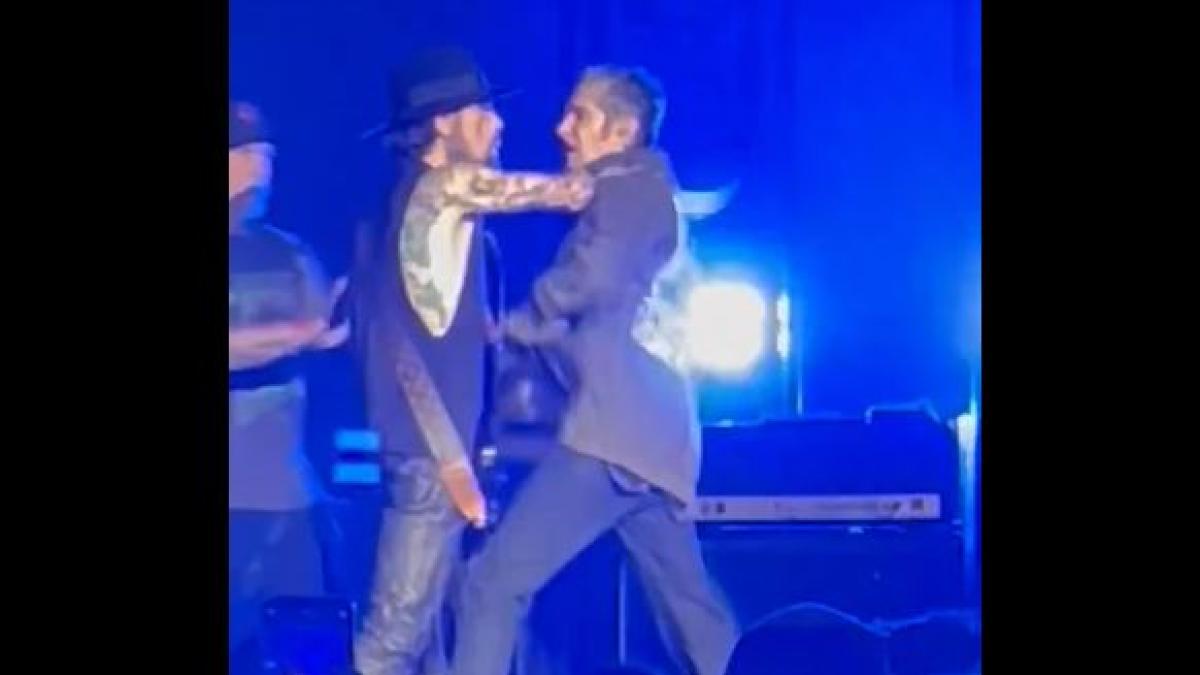 video concert incheiat brusc dupa ce solistul l a lovit cu pumnul pe chitarist