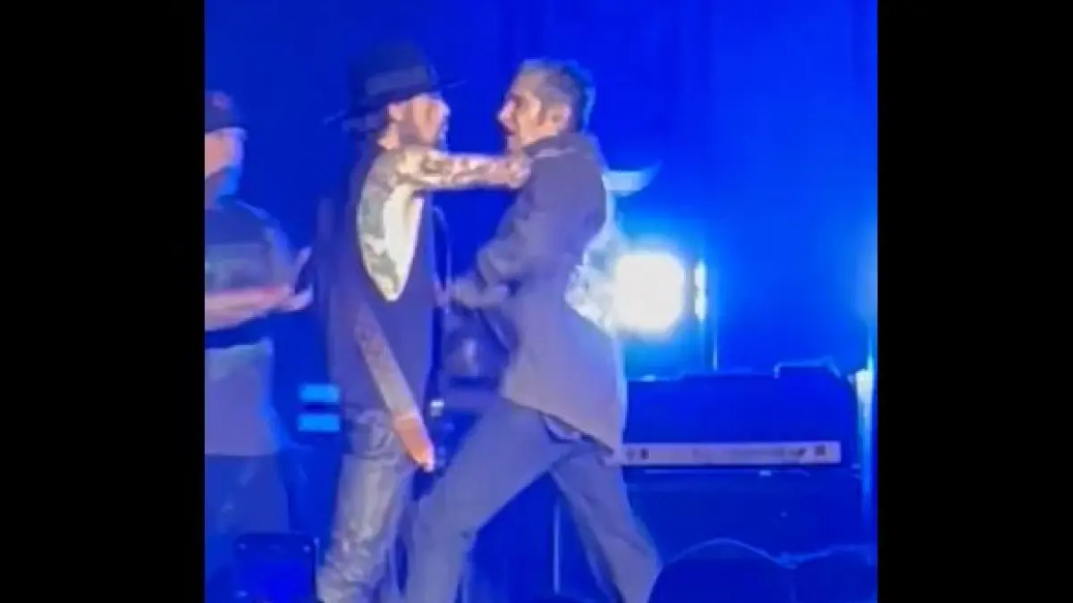 video concert incheiat brusc dupa ce solistul l a lovit cu pumnul pe chitarist