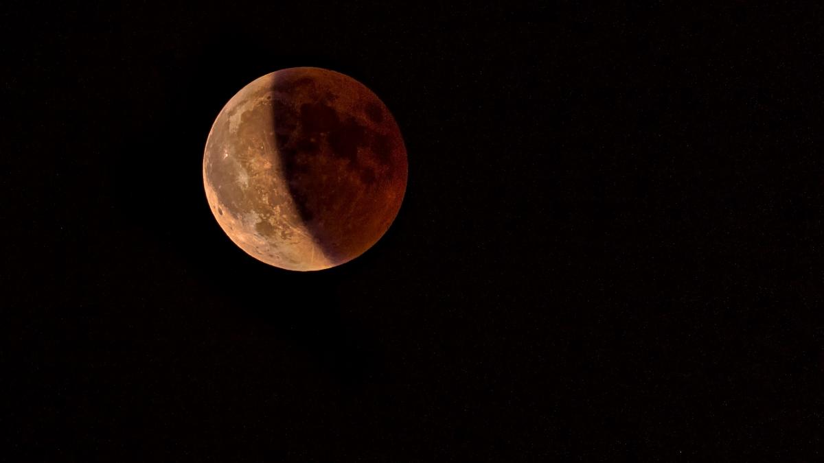 spectacol pe cerul noptii saptamana viitoare eclipsa partiala de luna in acelasi timp cu superluna recoltei