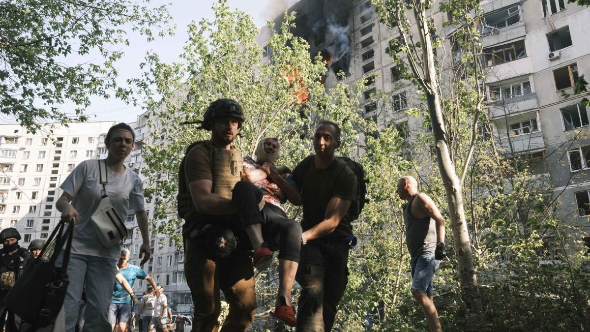 zeci de civili printre care 3 copii au fost raniti de o bomba ruseasca in harkov