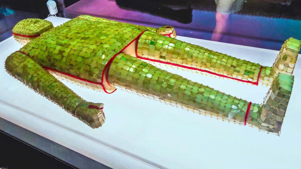 armura nemuririi cum arata costumul funerar din mii de bucati de jad vechi de 2 000 de ani purtat de conducatorul dinastiei han