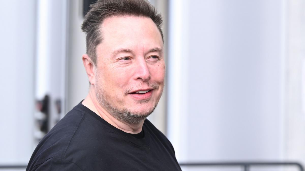 elon musk a sters postarea de pe twitter in care instiga la asasinarea lui joe biden si kamalei harris