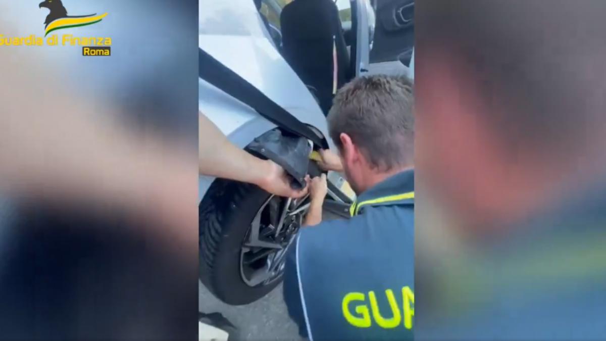 momentul in care un roman e prins in flagrant langa roma in timp ce transporta 28 de kg de cocaina sub caroseria masinii