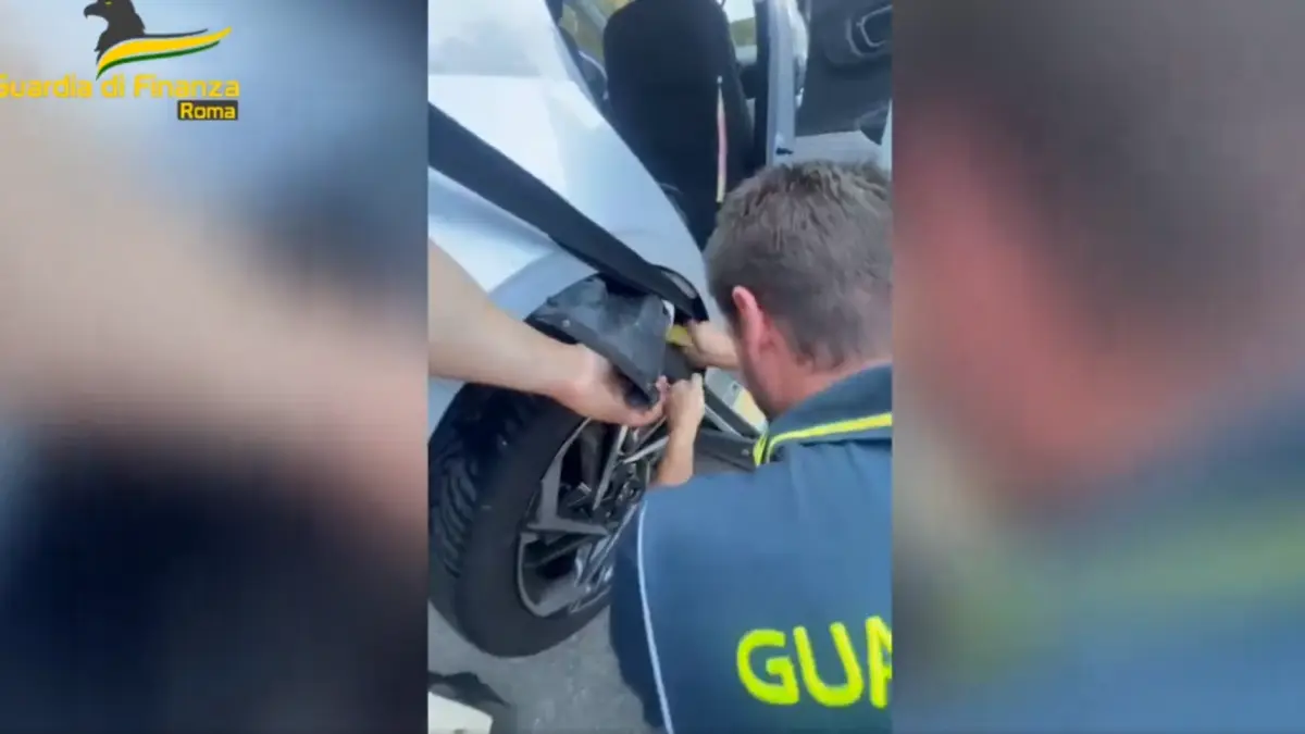 momentul in care un roman e prins in flagrant langa roma in timp ce transporta 28 de kg de cocaina sub caroseria masinii