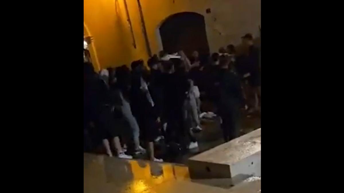 un turist australian a fost linsat in italia de 20 de persoane dupa ce a mers dezbracat pe strazi