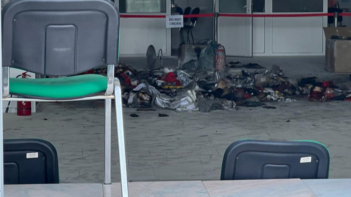 cum a fost posibil atacul din parlament si de ce nu a fost controlat corporal barbatul care a dat foc senator nu ai cum sa prevezi