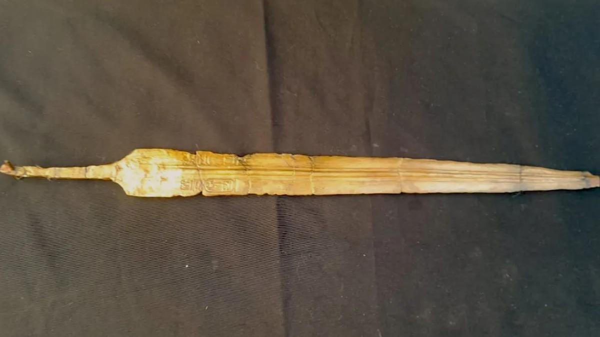 descoperire arheologica rara in egipt o sabie cu inscriptia ramses al ii lea a fost gasita intr o cazarma veche de 3 200 de ani