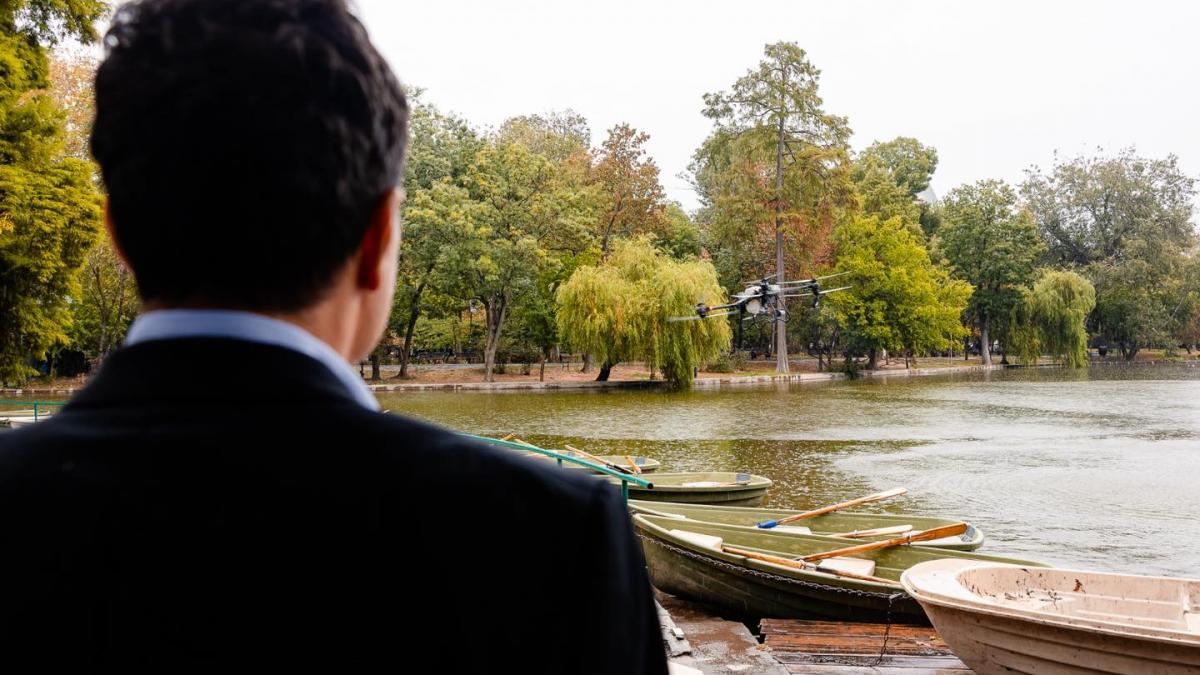 atac cu drone in bucuresti nicusor dan se lupta cu tantarii