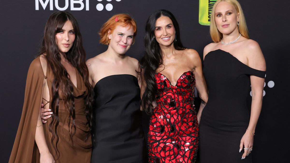 demi moore si cele trei fiice ale sale au facut senzatie pe covorul la premiera noului film al actritei