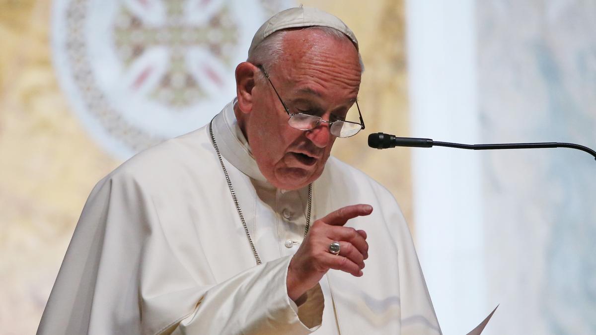 papa francisc s a rugat pentru romanii ale caror case au fost maturate de viituri