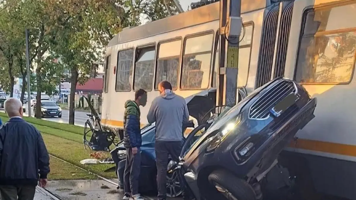 accident grav in bucuresti un autoturism a fost lovit de tramvai soferul a murit