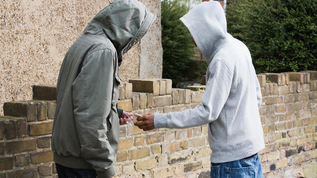 daca nu esti la tigara de ce sa fim tovarasi cu tine presiunea sociala si riscurile consumului de droguri la adolescenti