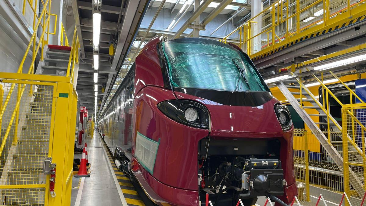 primul tren nou cumparat de romania in ultimii 20 de ani va intra in circulatie odata cu noul mers al trenurilor cum arata granitura