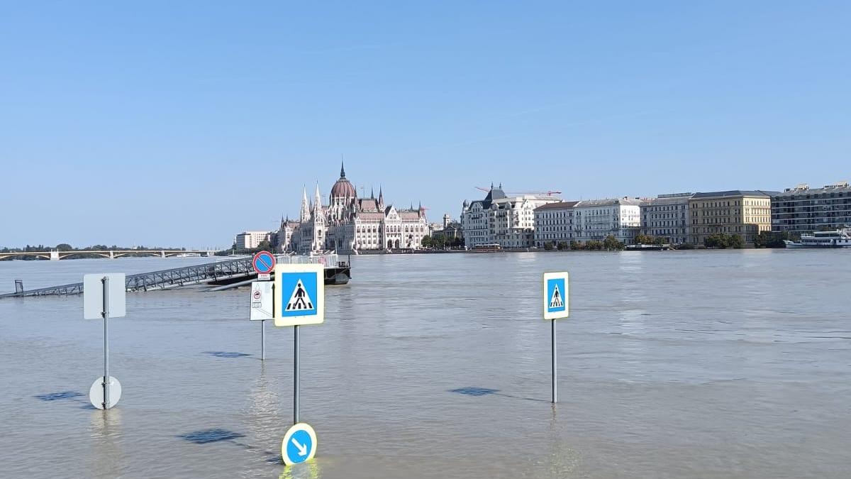 stare de alerta in ungaria dunarea a inundat capitala budapesta apa a ajuns pana pe scarile parlamentului stare de alerta in ungaria dunarea a inundat capitala budapesta apa a ajuns pana pe scarile parlamentului