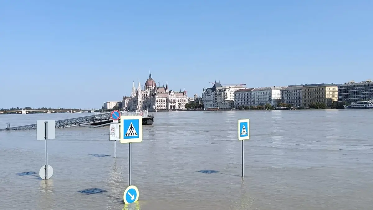 stare de alerta in ungaria dunarea a inundat capitala budapesta apa a ajuns pana pe scarile parlamentului