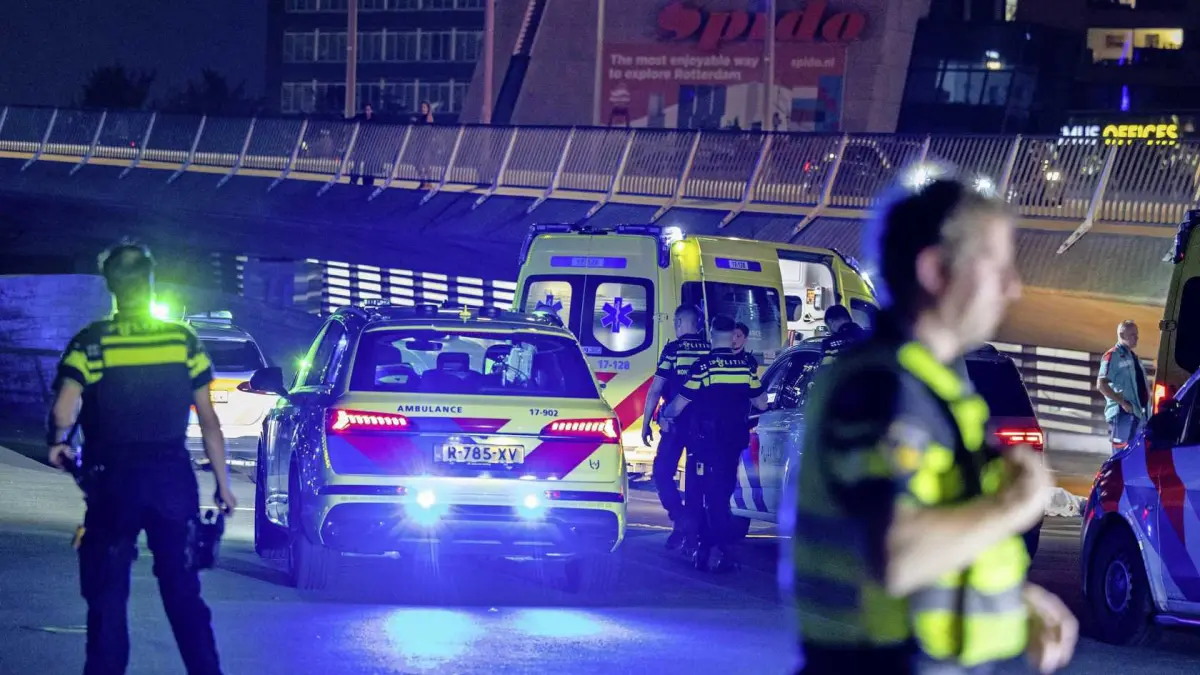 atac in rotterdam un mort si un ranit dupa ce un barbat cu doua cutite a inceput sa loveasca oameni pe strada la intamplare