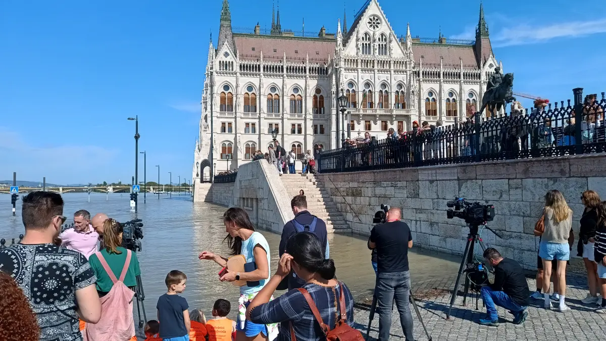 corespondenta antena 3 cnn din budapesta nivelul dunarii creste alarmant de la o ora la alta oamenii ridica diguri in permanenta