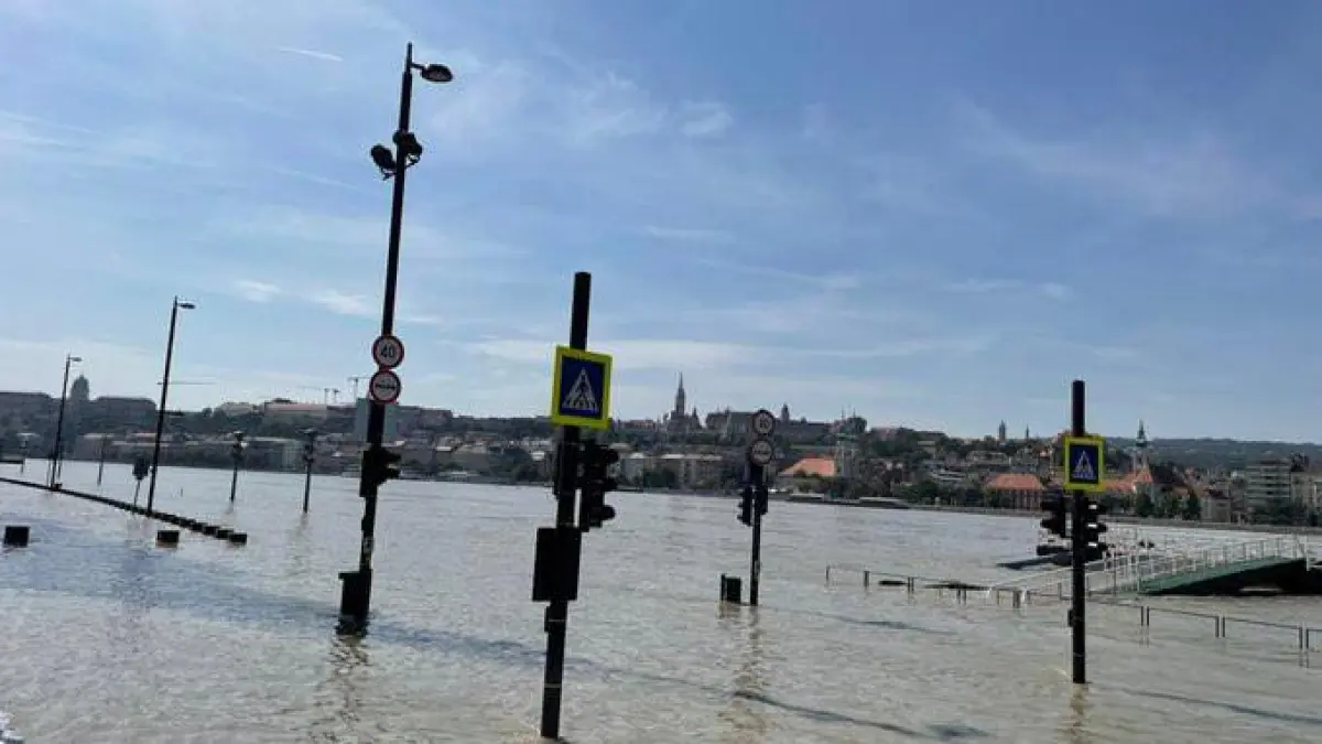 dunarea a inundat budapesta ungaria ia masuri exceptionale porti de fier ridicate ca sa protejeze parlamentul metroul e inchis