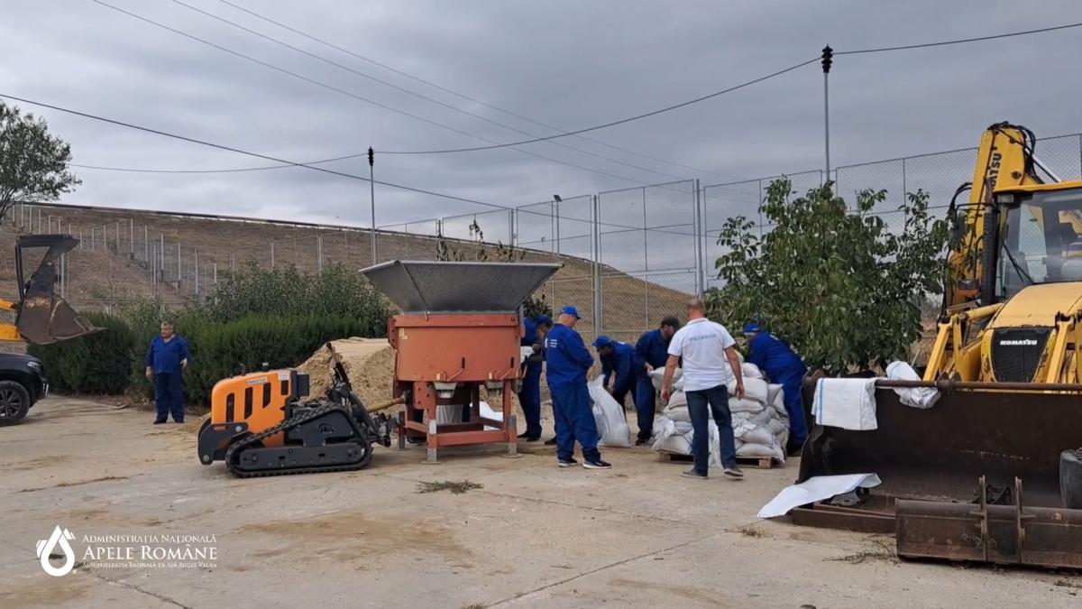 pregatiri pentru viitura de pe dunare sunt umpluti mii de saci cu nisip si verificate punctele critice din digurile de pe fluviu