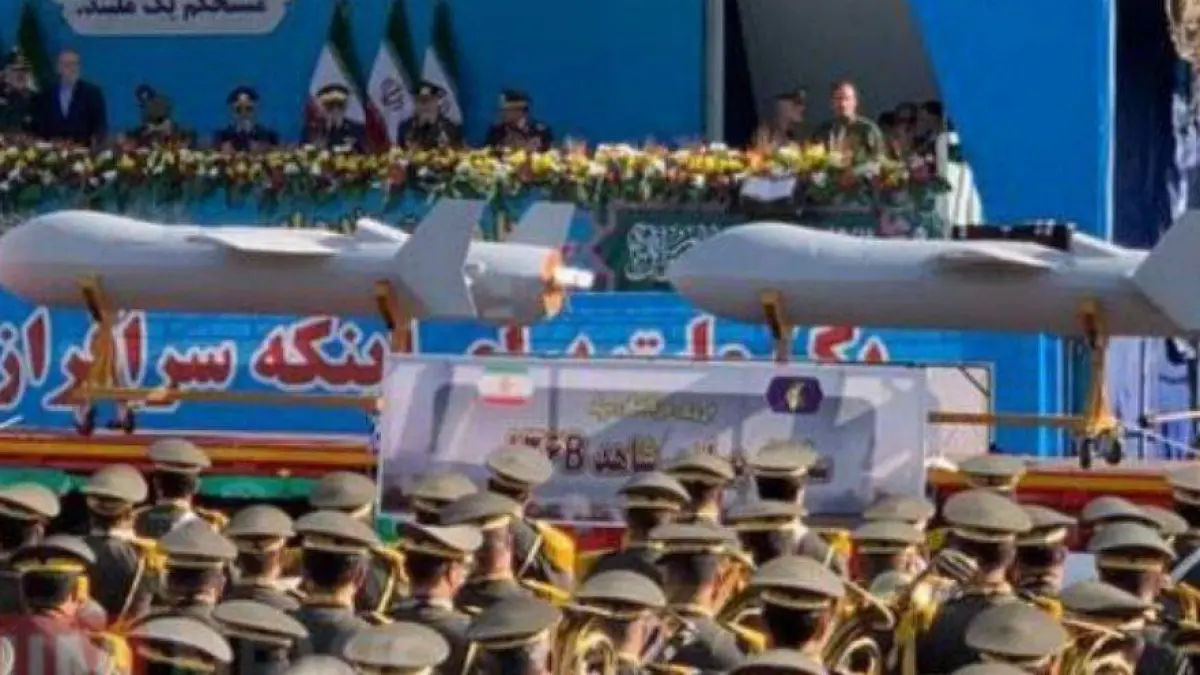 in timp ce orientul mijlociu sta pe un butoi de pulbere iranul face parada cu racheta hipersonica fattah si noua drona shahed