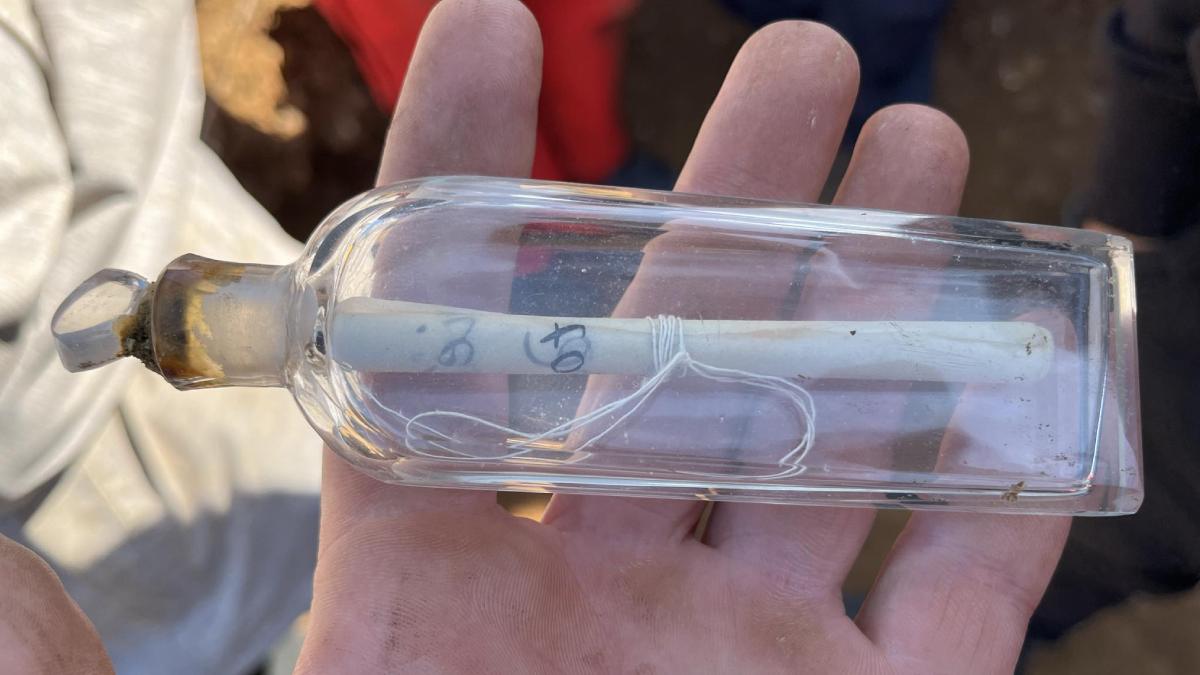 mesaj intr o sticla ingropat acum 200 de ani gasit intact in timpul unor sapaturi in franta a fost un moment absolut magic