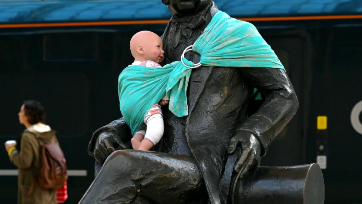 protest inedit pentru ca tatii sa aiba mai mute zile de concediu pentru cresterea copilului