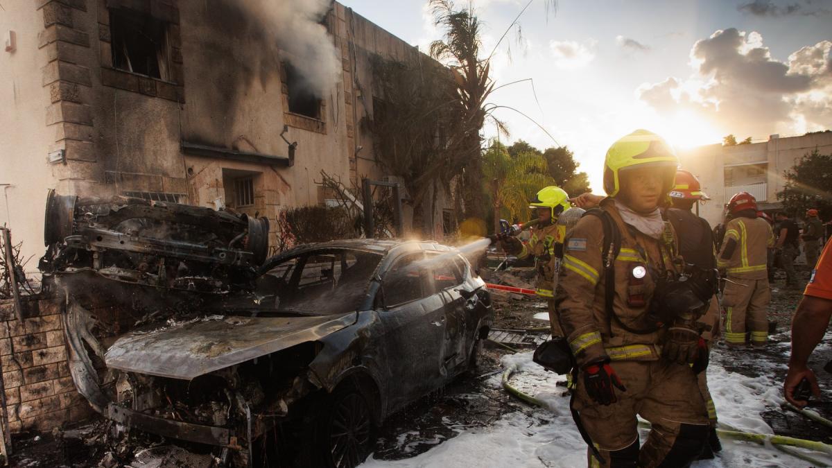 100 de rachete lansate din liban spre israel netanyahu amana plecarea la onu israelul inchide scoli si restrictioneaza adunarile