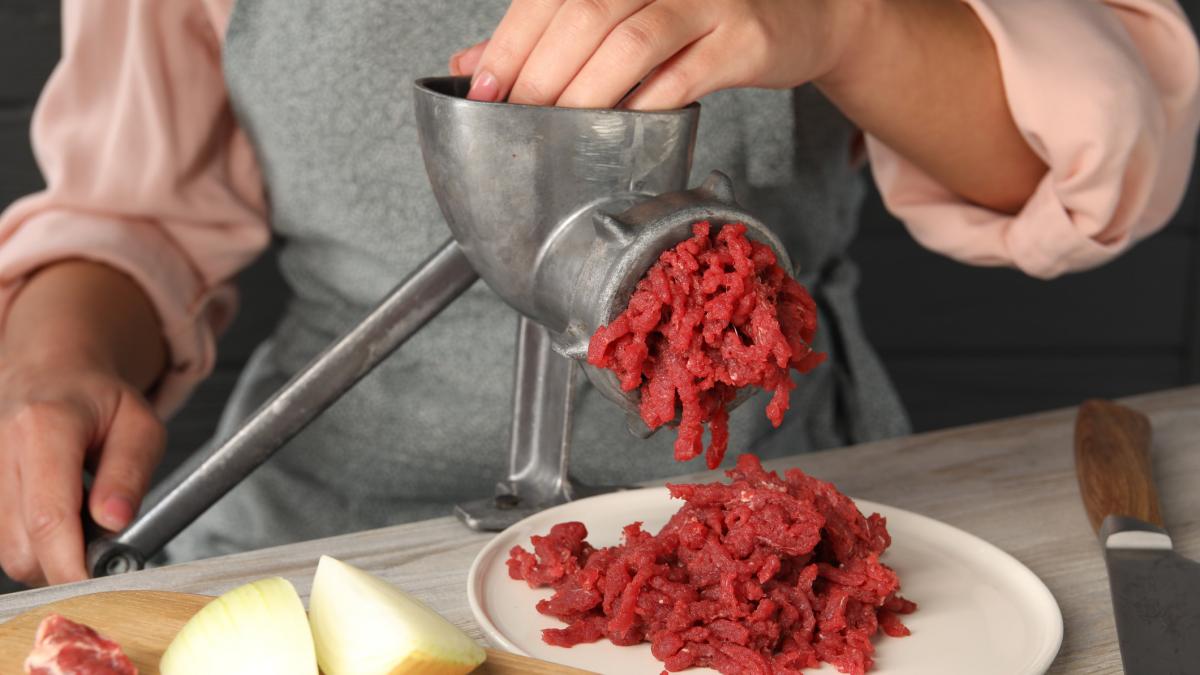 incident cumplit o femeie din harghita si a zdrobit 5 degete in masina de tocat carne