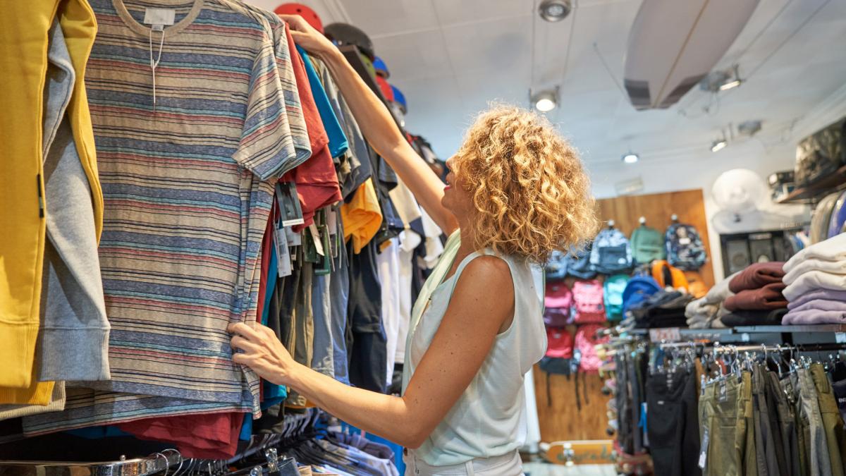 doua fete au luat la bataie managerul unui magazin din dambovita dupa ce le a prins furand haine