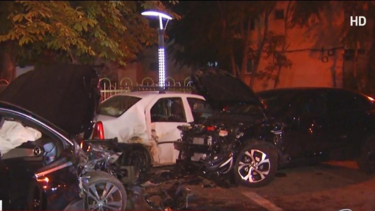 o fata de 17 ani s a urcat la volan si a distrus 6 masini in bucuresti adolescenta fugea de politie