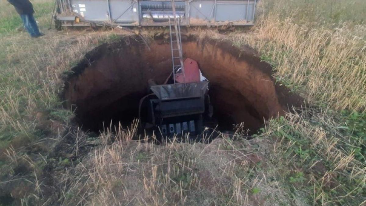 portile iadului s au deschis din nou si au inghitit un barbat cu tot cu tractor in siberia incidentul a produs panica generala
