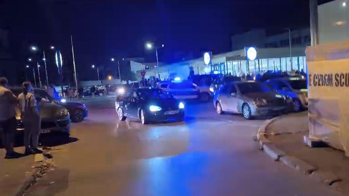 scandal in centrul vechi la botosani zeci de oamni au sarit sa impiedice incatusarea a doi frati au intervenit politia si jandarmii