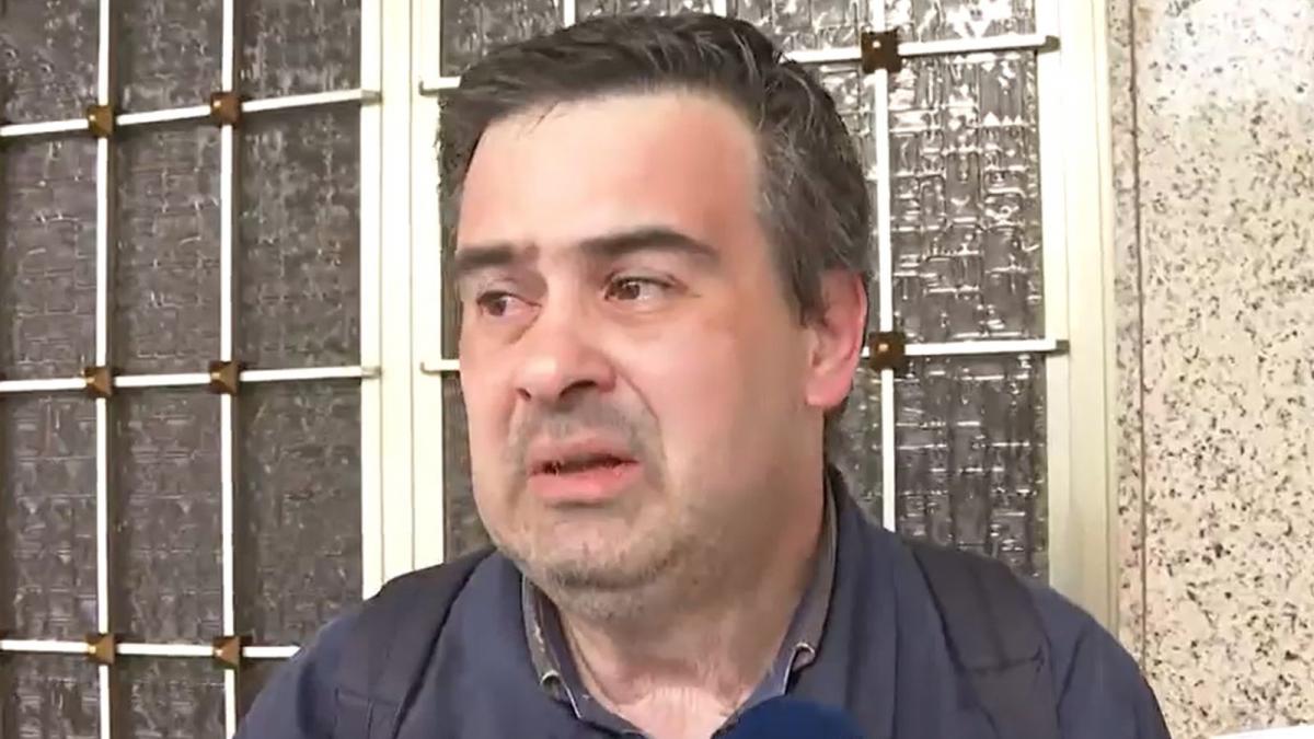 un barbat a recunoscut ca si a omorat mama in direct la tv in acest timp politia il cauta in alta parte