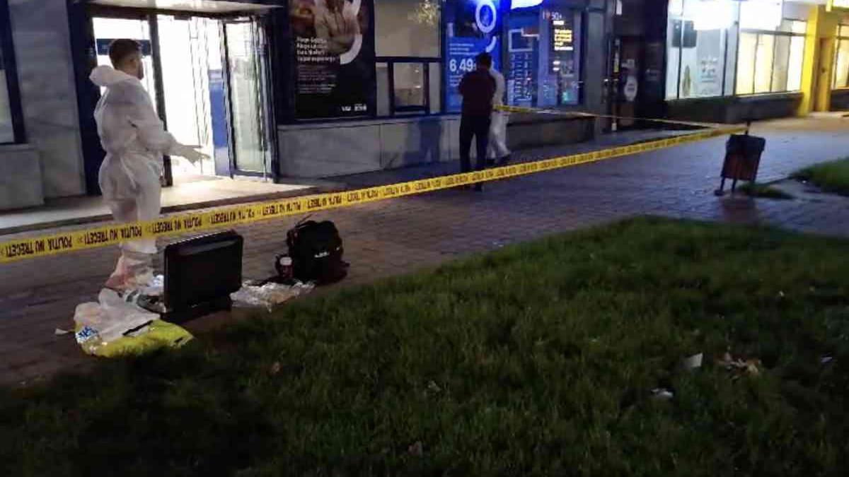 jaf armat la o banca din iasi un barbat mascat a amenintat cu pistolul a cerut toti banii apoi a fugit politia este in alerta