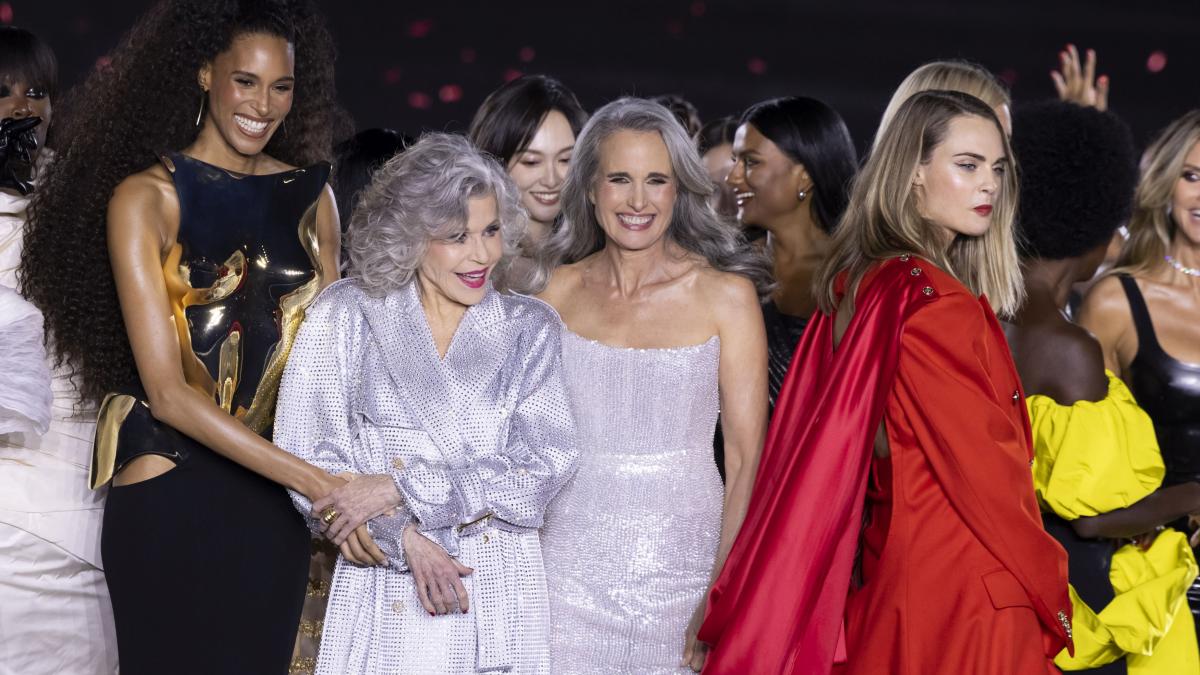 la 86 de ani jane fonda a fost regina unui show de moda la paris reactia publicului in momentul in care a calcat pe covorul rosu