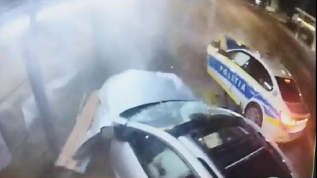 momentul in care o masina de politie este spulberata de un tanar de 19 ani care conducea pe contrasens