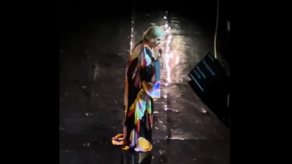 video o cantareata celebra in grecia a facut avc in timpul unui concert si s a prabusit pe scena