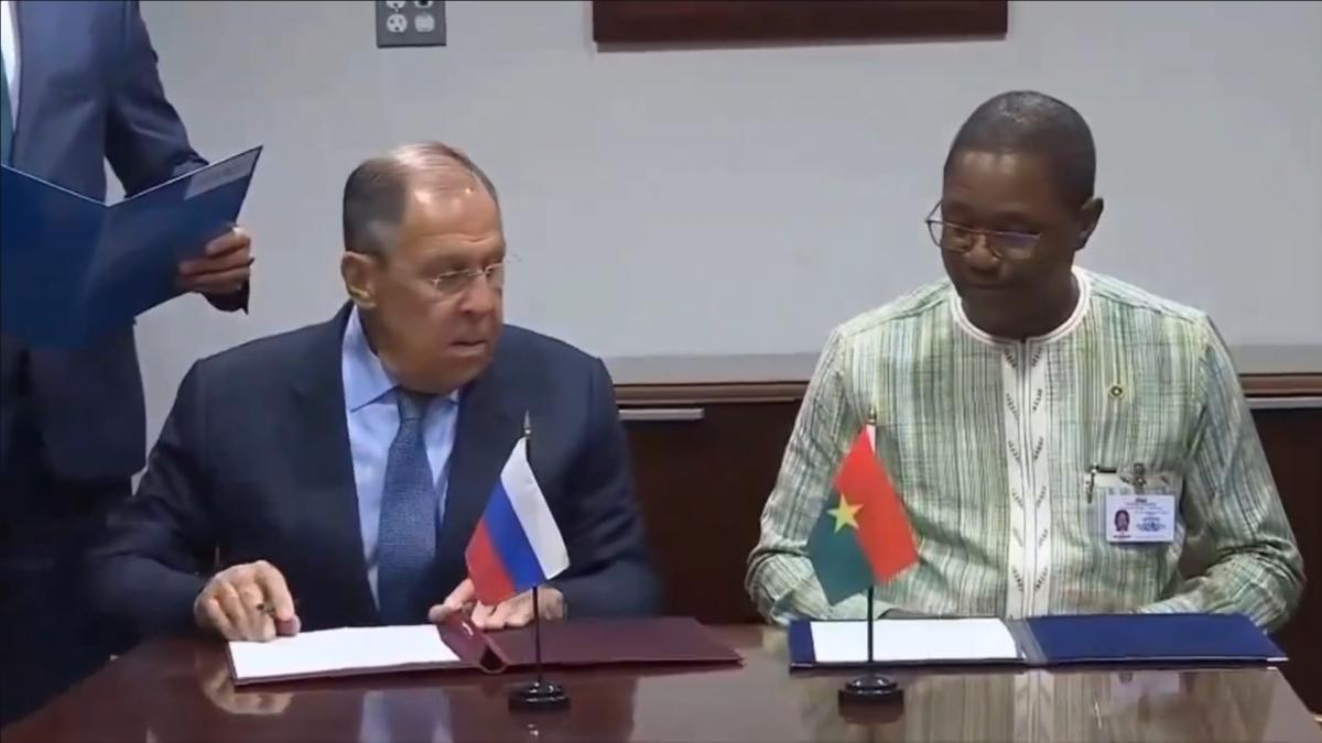 moment penibil pentru rusia putin l a trimis pe lavrov sa semneze un tratat de nefolosire a armelor in spatiu cu burkina faso