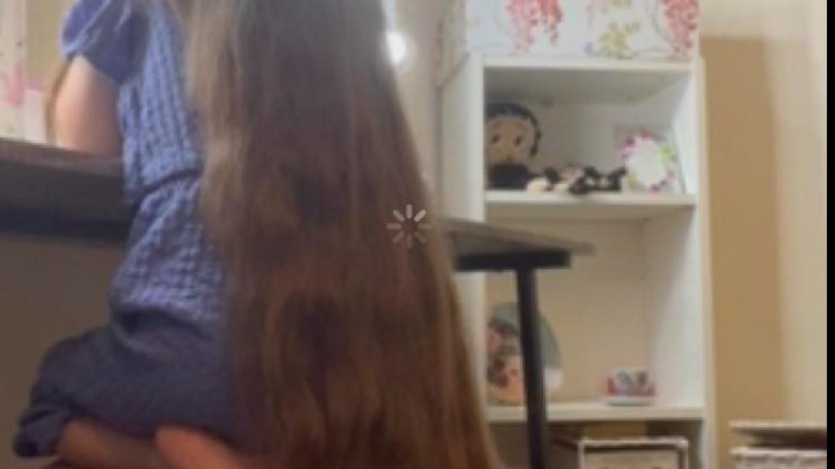 o fetita romanca din marea britanie a inregistrat doua recorduri mondiale pentru lungimea parului ei