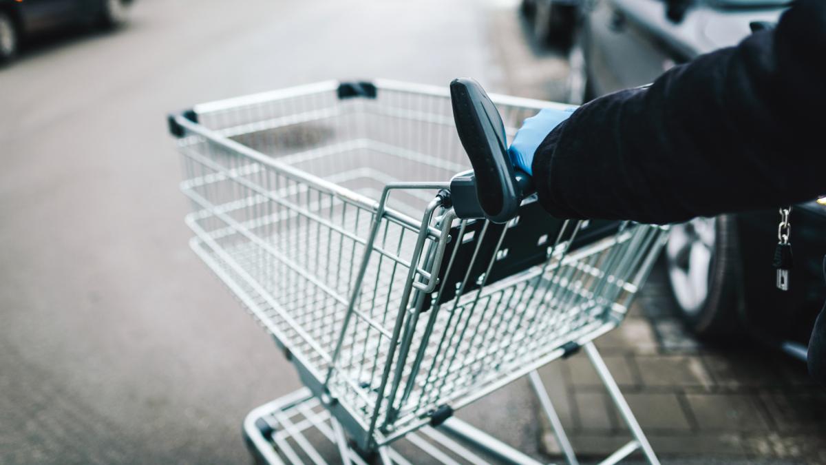 crima socanta in bucuresti un barbat a fost ucis cu o sapa cadavrul a fost carat cu un carucior de cumparaturi si abandonat pe camp