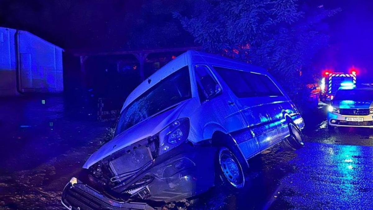 plan rosu de interventie in suceava un microbuz in care erau zece persoane a iesit de pe sosea