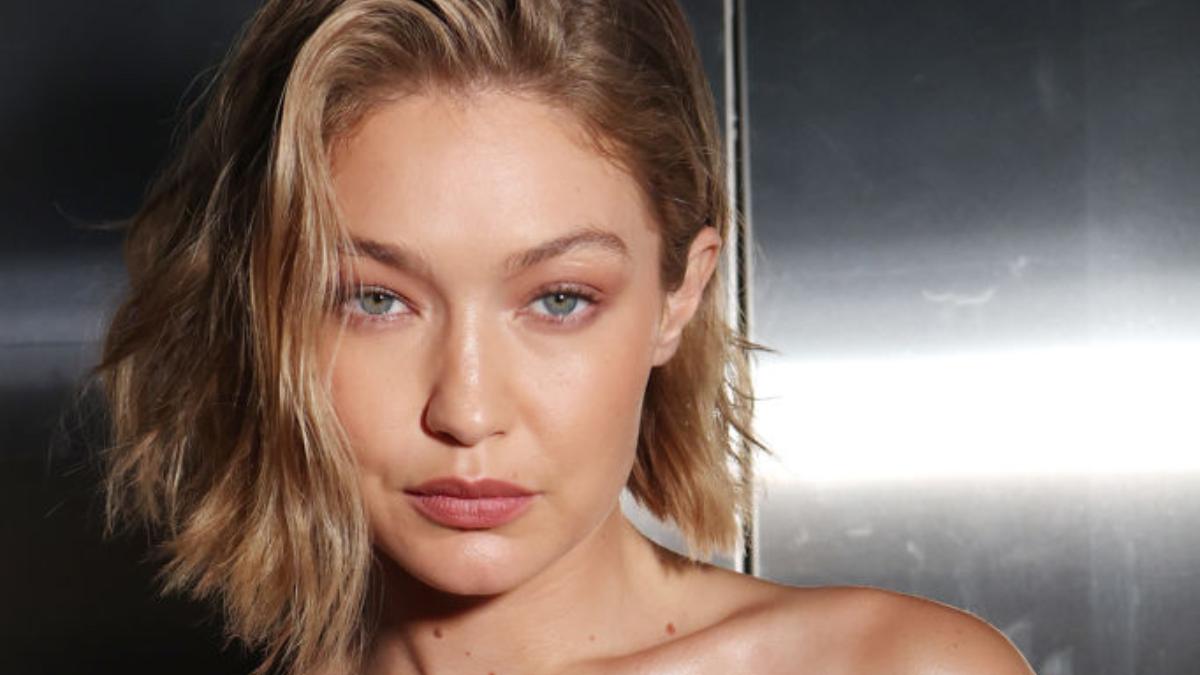 gigi hadid a defilat pe podium imbracata in banda adeziva folosita la colete imagini cu supermodelul in rochia mini galbena
