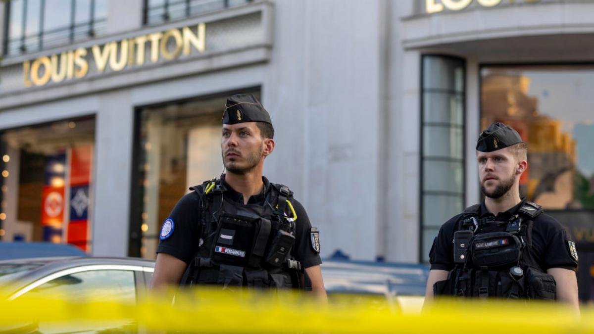 magazinul louis vuitton din centrul parisului jefuit hotii au plecat cu produse in valoare de 1 milion de euro