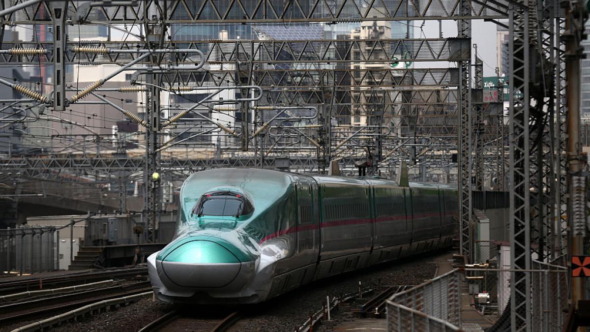 trenul care a adus celebritatea japoniei shinkansen a fost lansat acum 60 de ani si a uimit prin designul si viteza sa