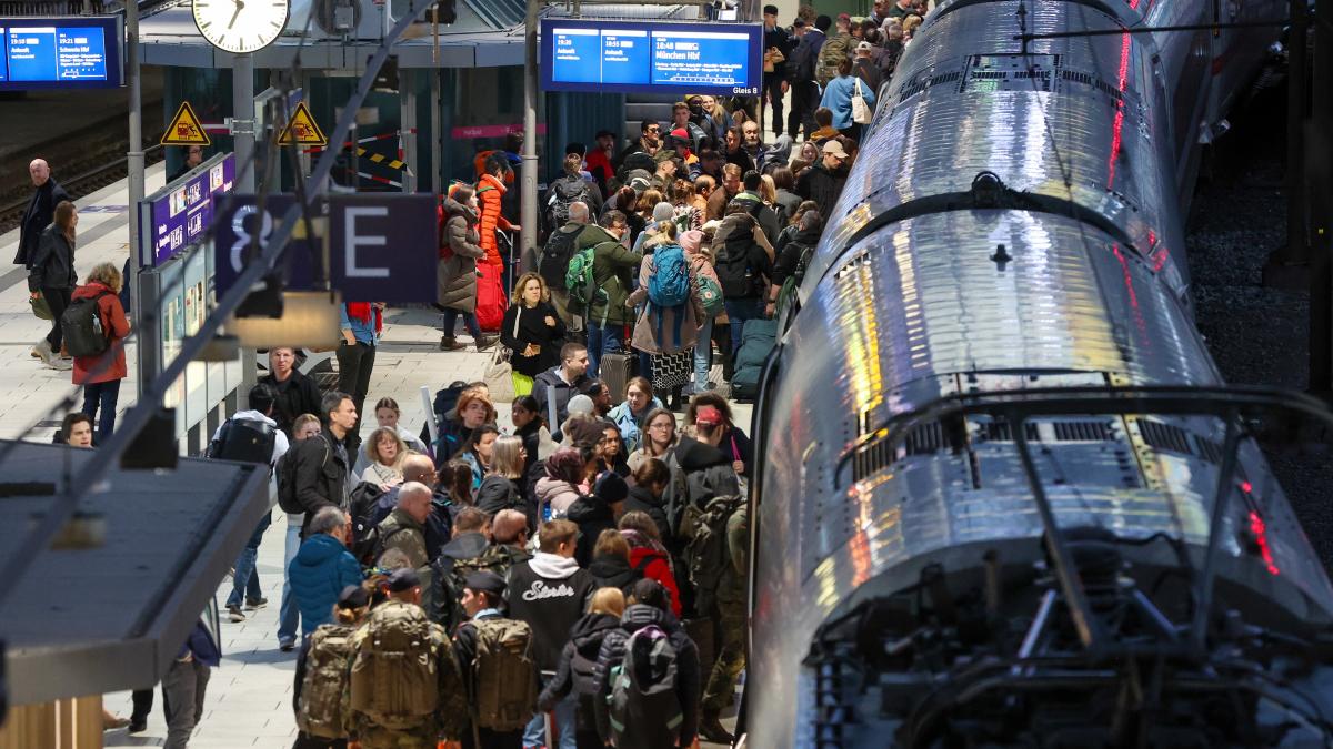 alerta in gara din hamburg doi calatori ar fi infectati cu virusul mortal marburg zona a fost izolata