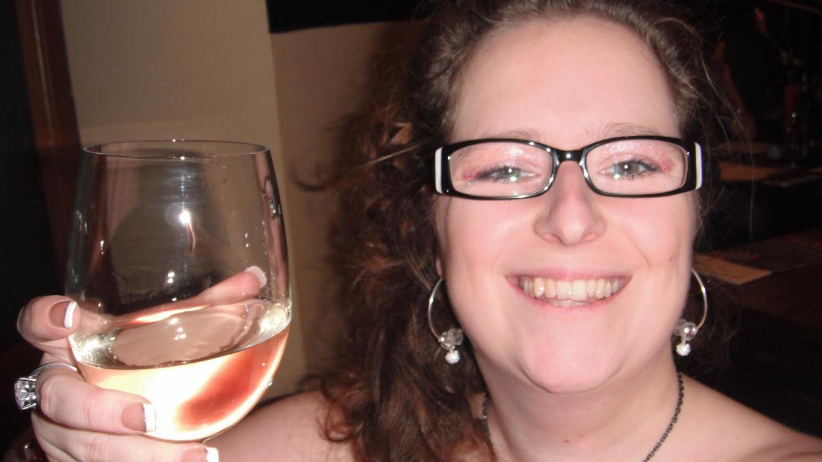 femeia care s a maritat cu ea insasi a sarbatorit primul an de casnicie si a trimis singura flori si s a scos in oras la cina festiva