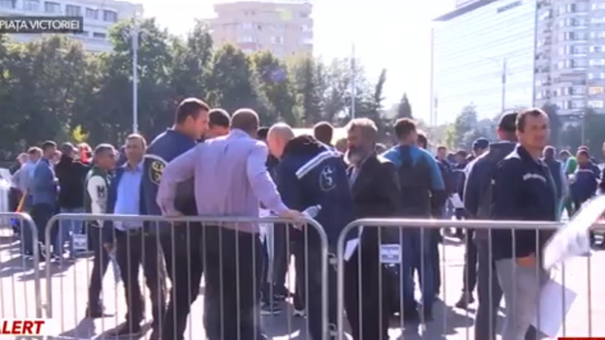 sute de mineri protesteaza la bucuresti si blocheaza piata victoriei in timpul sedintei de guvern