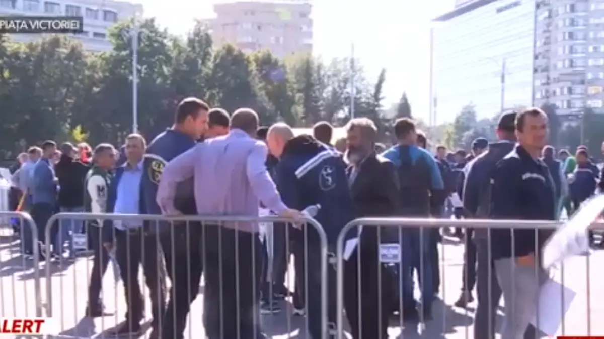 sute de mineri protesteaza la bucuresti si blocheaza piata victoriei in timpul sedintei de guvern